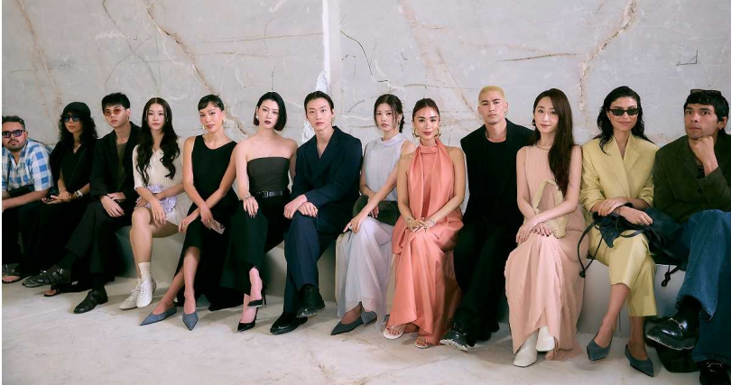 柯佳嬿（右三）與音樂人米卡Mika Hashizume、演員Heart Evangelista、演員Somin Jung、演員Sang Heon Lee、演員三吉彩花、KOL 莫莉Molly在雅典欣賞COS 2025春夏大秀。（圖／品牌COS提供）