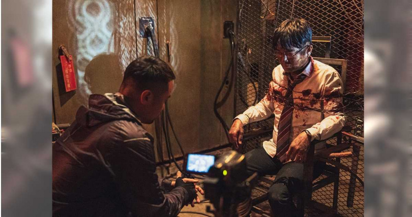 謝承均(右)在《器子》遭到電刑懲罰。(圖/華映提供)