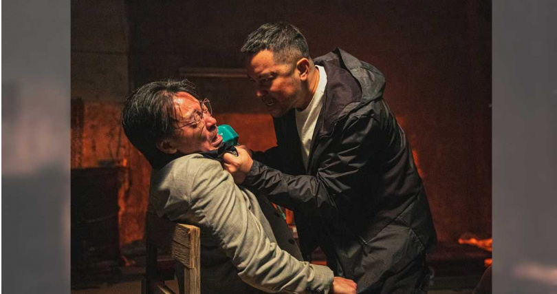 《器子》尹昭德(左)遭張孝全的釘槍攻擊。(圖/華映提供)