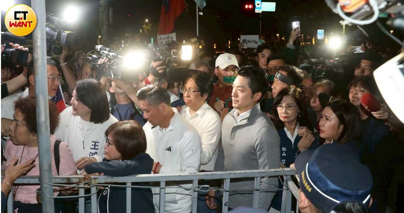 蔣萬安現身北檢門口聲援支持者。(圖/劉耿豪攝)