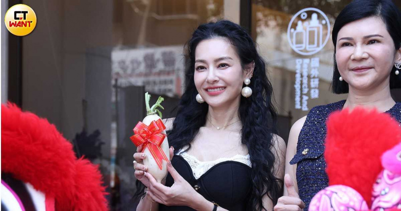 王思佳預告將有新代言,低調不談老公問題。(圖/焦正德攝)