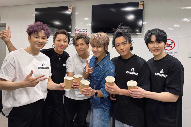 鼓鼓用手沖咖啡賄賂Energy。（圖／相信音樂提供）