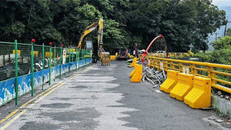 南投縣仁愛鄉奧萬大國家森林遊樂區連外道路石灰坑溪橋工程便道,10日清晨受泥流阻礙中斷,林保署南投分署緊急派員搶修,開放道路單線管制通行。(圖/林保署南投分署提供)