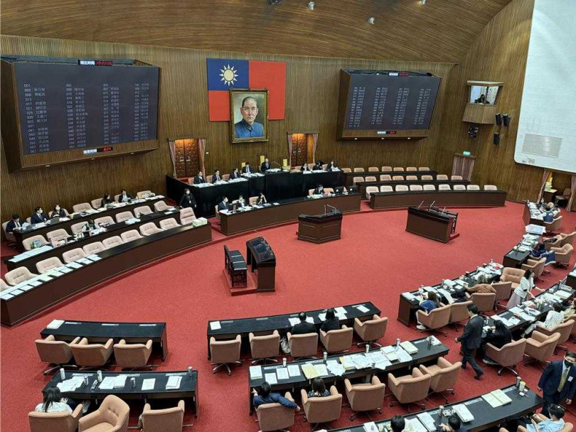 立法院通過 棄保潛逃可關3年 不法官說最重判5年。（圖／中國時報記者曾薏蘋攝）