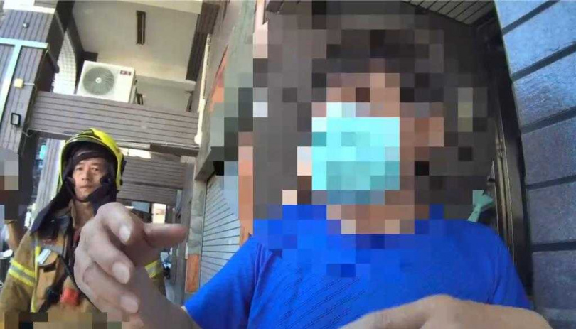 穿藍色上衣的曾姓房東向警方說明雙方租約問題。（圖／警消提供）