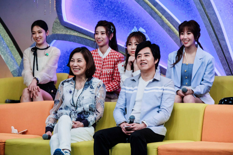 郎祖筠（前排左）擔任評審老師卻把郭婷筠名字喊錯成向蕙玲。（圖／中視提供）