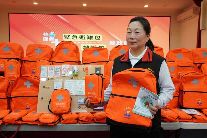 花蓮縣政府斥資6750萬元製作13萬5000份緊急避難包及救護包，今天開始將由各鄉鎮市村里鄰長發放，每戶1個。（圖／羅亦晽攝）