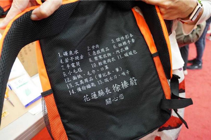 花蓮縣政府斥資6750萬元製作13萬5000份緊急避難包，內容包含背後印有避難應準備物品清單的空包，以及裝有許多急救物品的救護包。（圖／羅亦晽攝）