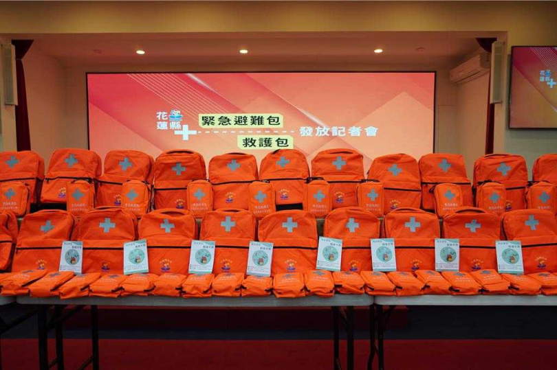 花蓮縣政府斥資6750萬元製作13萬5000份緊急避難包及救護包，今天開始將由各鄉鎮市村里鄰長發放，每戶1個。（圖／羅亦晽攝）