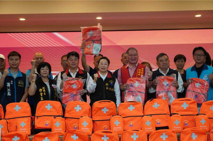 花蓮縣政府斥資6750萬元製作13萬5000份緊急避難包及救護包，今天開始將由各鄉鎮市村里鄰長發放，每戶1個。（圖／羅亦晽攝）