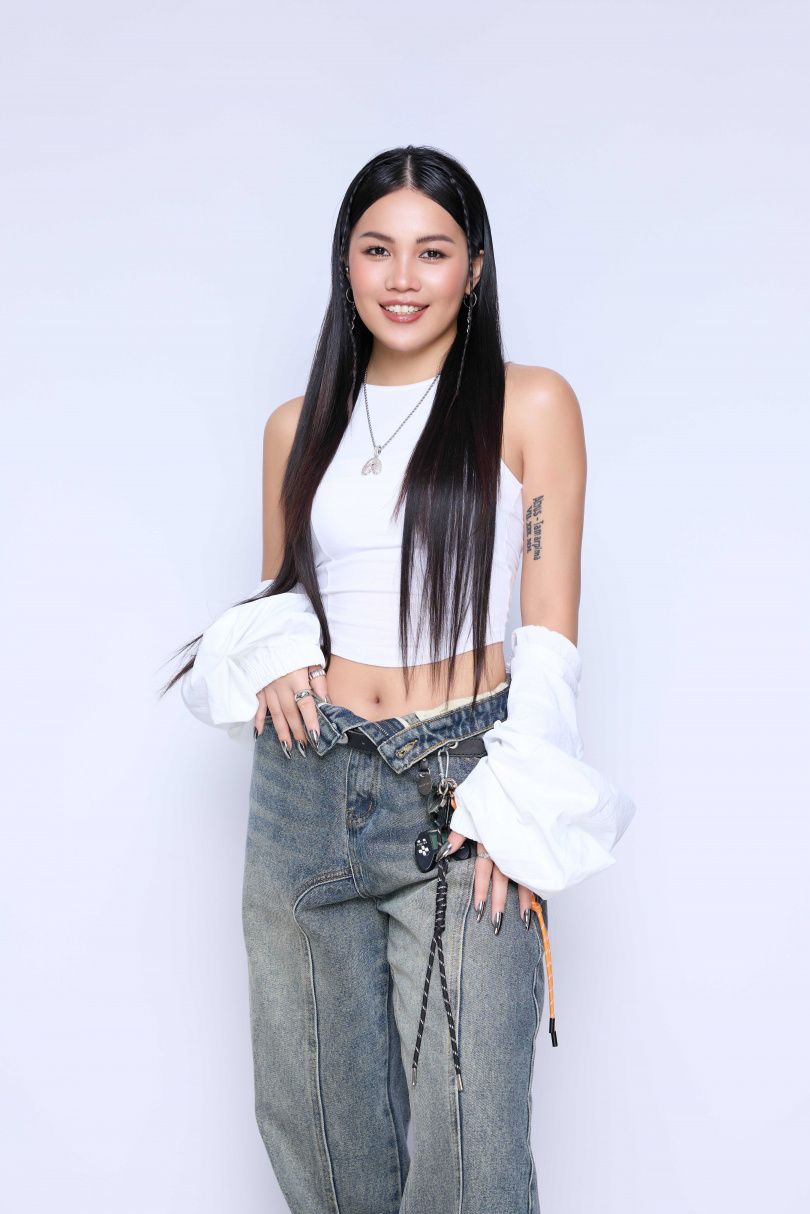 阿布絲透露金曲戰袍會秀出屁股曲線。（圖／華納音樂提供）