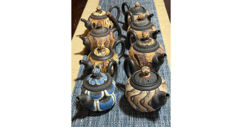 游正民琳瑯滿目的岩礦壺作品。（圖╱吳德亮攝）