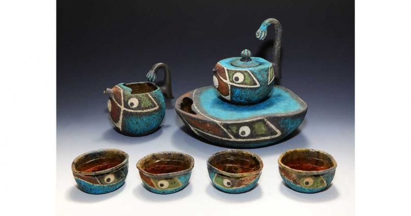 「淡水船歌」茶器組的創作靈感來自淡水的大眼舢舨。（圖╱吳德亮攝）