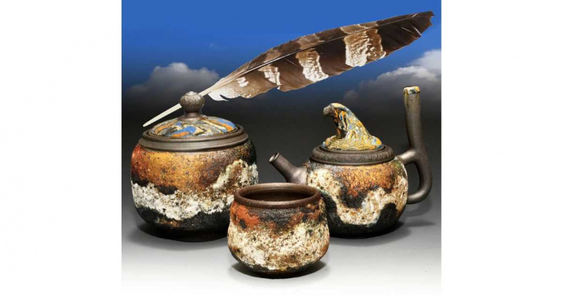 游正民以鄒族熊鷹注入岩礦幻化的阿里山日出系列。（圖╱吳德亮攝）