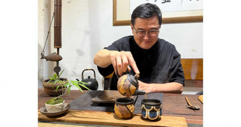 始終創作不懈的台灣岩礦壺陶藝名家游正民。（圖╱吳德亮攝）