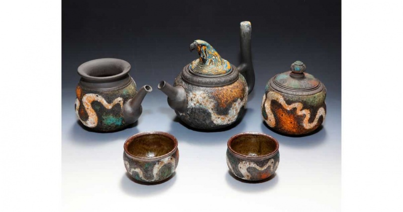 游正民以鄒族熊鷹注入岩礦幻化的阿里山日出系列。（圖╱吳德亮攝）