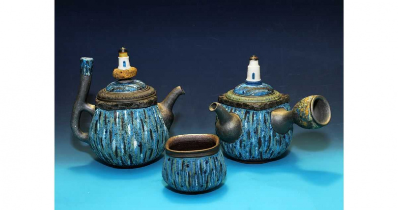 「夢迴東引藍眼淚」岩礦壺組以東引燈塔為壺鈕，造型別具特色。（圖╱吳德亮攝）