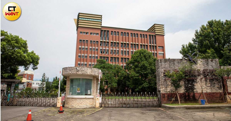 自2010年改制的亞太學院曾有學生破萬的榮景，如今校門大門深鎖人去樓空，看在居民眼中百感交集。（圖／劉耿豪攝）