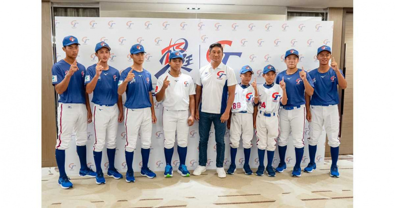 中國信託慈善基金會董事暨中華棒協理事長辜仲諒與曾接受「愛接棒計畫」支持的U12、U15及U18中華隊小將合影,勉勵他們全力以赴、為國爭光。(圖/中華棒協提供)