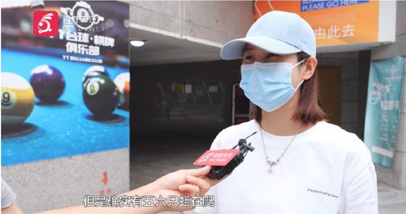 陳女士用手機拍下蘸料碗中蠕動的活蛆,畫面令人作嘔。(圖/翻攝自瀟湘晨報)