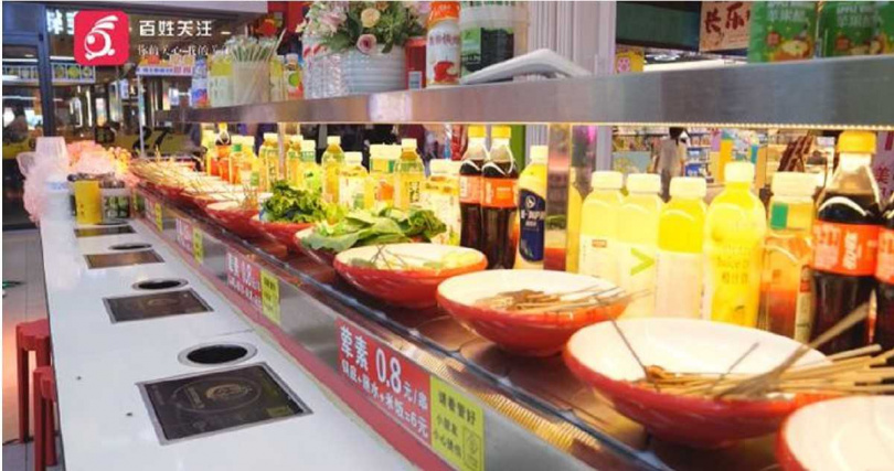 貴陽一間旋轉火鍋店被發現蘸料碗內出現數隻活蛆,引發消費者強烈反應。(圖/翻攝自瀟湘晨報)