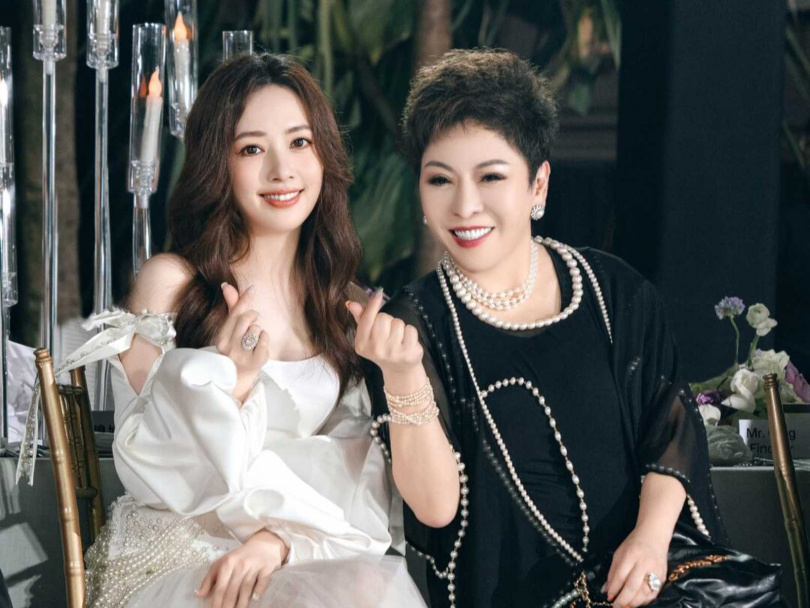 郭碧婷婚後被婆婆當女兒寵，向太近日透露，自己曾許諾買地給媳婦，當郭碧婷想要台北娘家附近的幾塊地，她二話不說買下4塊地。（圖／翻攝自「向太」陳嵐小紅書）