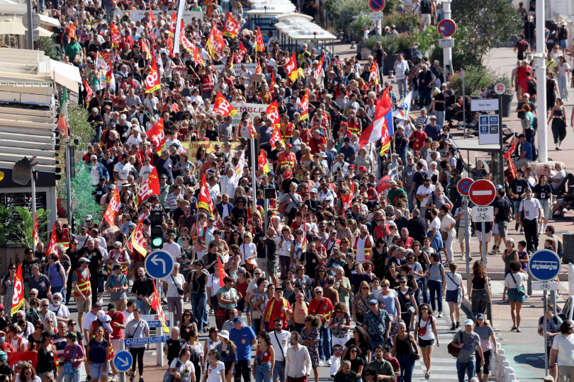 抗議者湧上街頭要求稅制改革，抗議最終在部分城市升溫，警方在高喊口號的群眾中施放煙霧彈維持秩序。