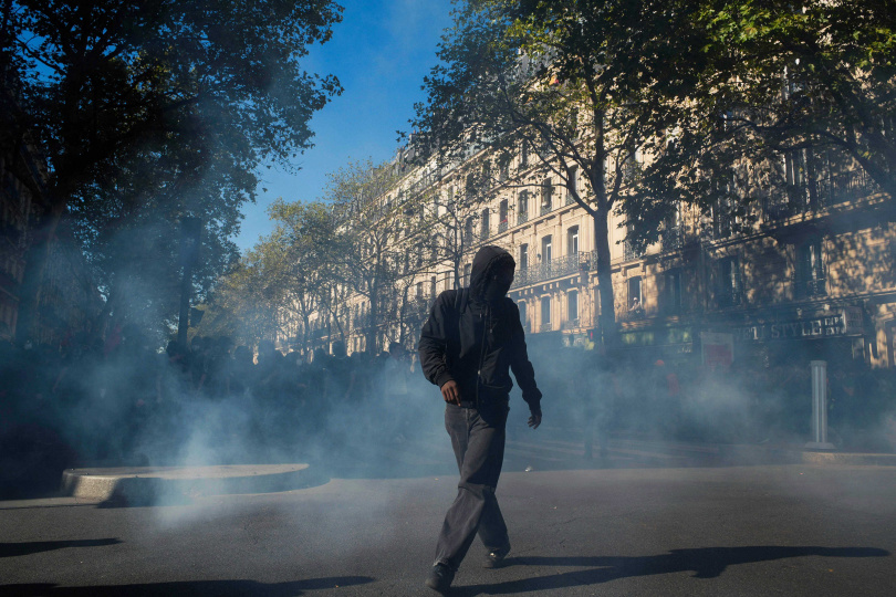 煙霧彈在示威人群中爆開，警方全副武裝壓制失控場面，法國多地爆發罷工潮。