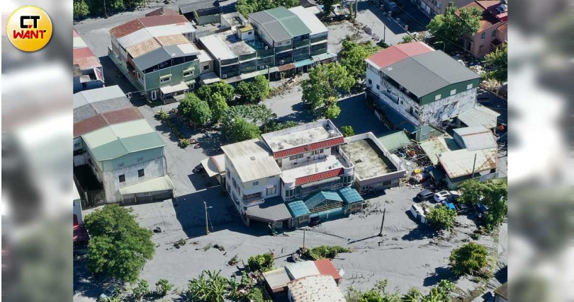 颱風「樺加沙」過境花蓮縣光復鄉市區後,各單位在災區持續進行清淤工作。(圖/黃耀徵攝)