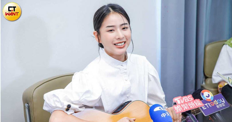 袁漠遙首次在媒體前自彈自唱。(圖/趙文彬攝)