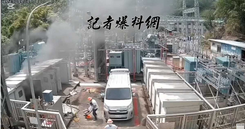 鄔姓廠長因傷勢過重癱倒在地，長褲更因高溫灼燒而破損不堪。在場同仁立即上前將他拖行遠離機房。（圖／翻攝記者爆料網）
