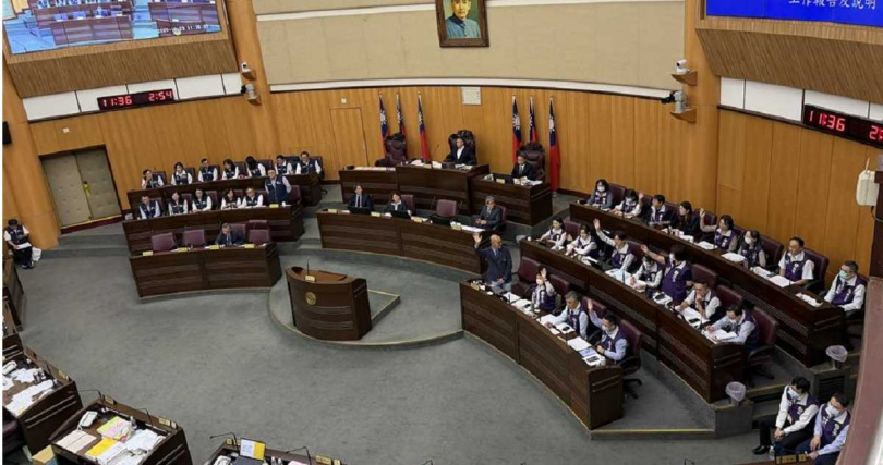 桃園7月起補助施打帶狀皰疹疫苗，議員認為附帶條件是要簽署預立醫療決定書的條件太嚴苛，連衛生局一級主管也僅7人有簽署。（圖／蔡依珍攝）