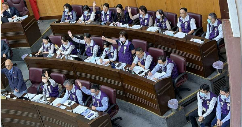 桃園7月起補助施打帶狀皰疹疫苗，議員認為附帶條件是要簽署預立醫療決定書的條件太嚴苛，連衛生局一級主管也僅7人有簽署。（圖／蔡依珍攝）