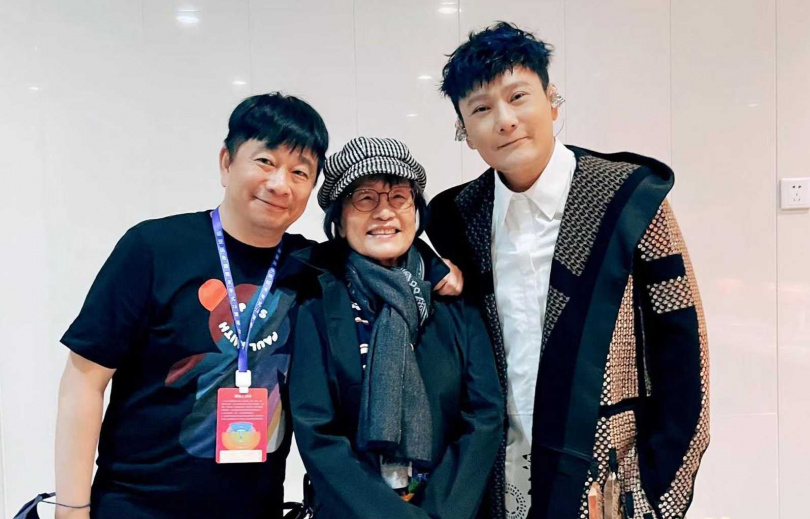 何啟弘(左)與張信哲、張媽媽吃飯後寫出歌曲。(圖/潮水音樂提供)