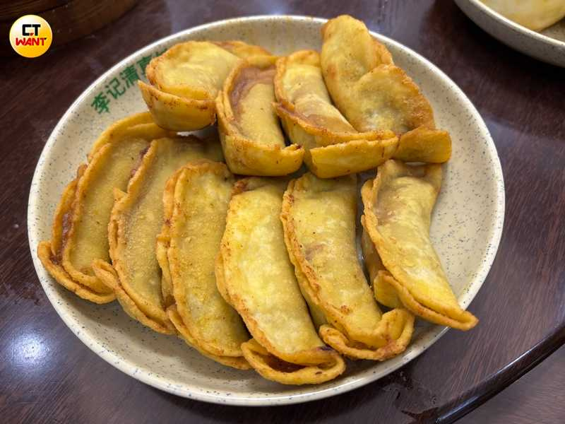 李記清真館的鍋貼個頭飽滿，先煮後炸，咬開酥脆的外皮，滾燙的羊肉汁水瞬間湧入口中。（圖╱王若攝）