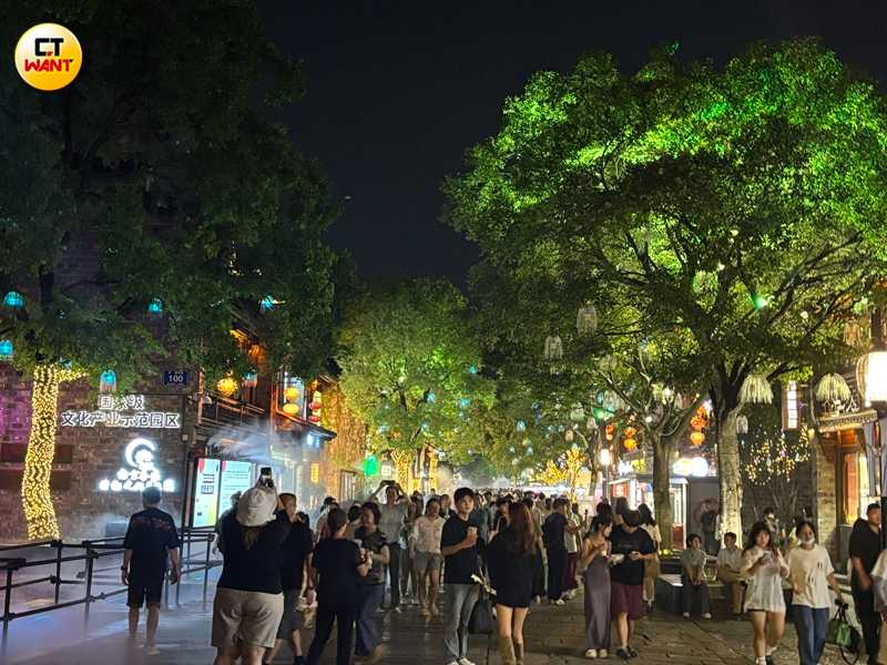 老門東是南京人都會常去商圈，到深夜仍是人聲鼎沸。（圖╱王若攝）