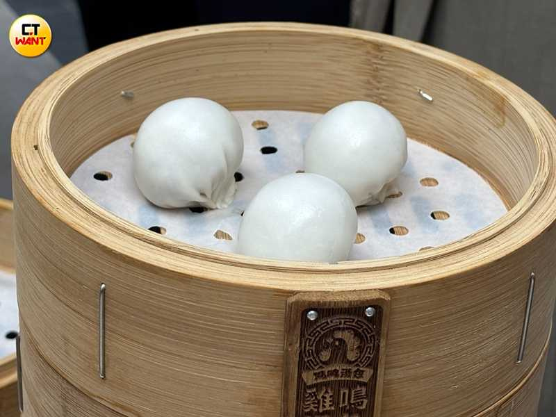 雞鳴湯包使用獨特的倒扣式蒸製，湯汁不會過多流失，反而更添鮮美。（圖╱王若攝）