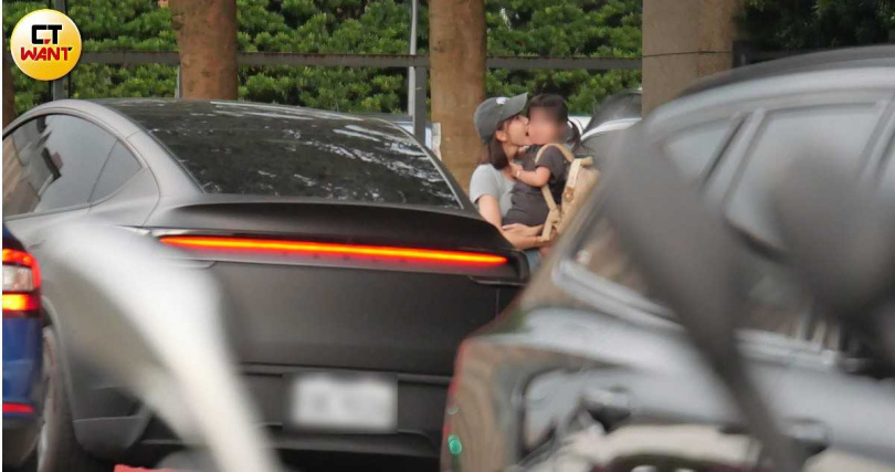 與范姜分居的粿粿接到女兒後輕咬其小臉，畫面溫馨。（圖／本刊攝影組）&nbsp;