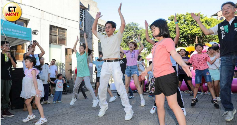 民眾黨主席黃國昌（中）也在新北市勤跑活動並喊出劍指2026市長寶座，在藍綠各擅勝場的選局中能否另闢蹊徑？值得關注。（圖／黃耀徵攝）