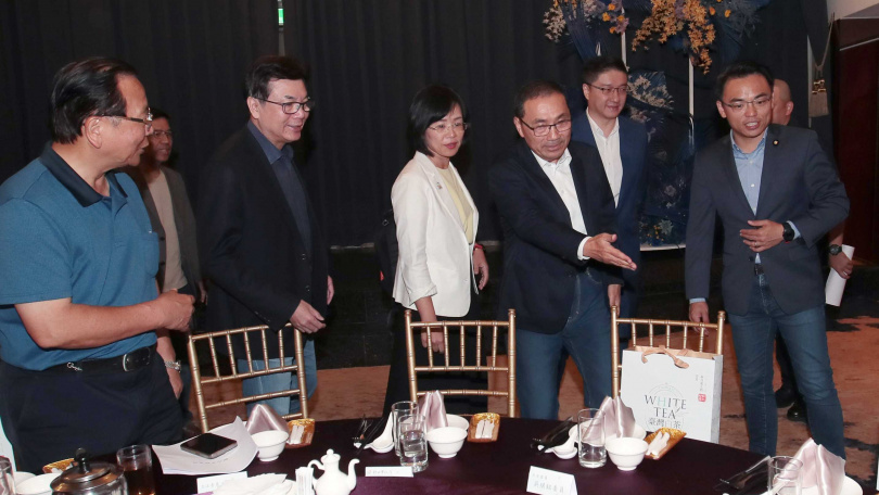 新北市長侯友宜（右前2）將於2026年底卸任，民進黨已正式提名現任立委蘇巧慧（右前3）角逐，藍營雖還沒定案，但現任新北市副市長劉和然（左前2）呼聲不小。（圖／報系資料照）