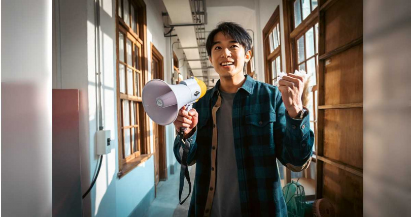 初孟軒飾演劇團導演,希望能帶領團員一起找到生路。(圖/風暴國際提供)