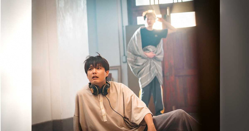 安俊朋(前)和顏廷儒在鬧鬼劇院遭遇不可思議的現象。(圖/風暴國際提供)