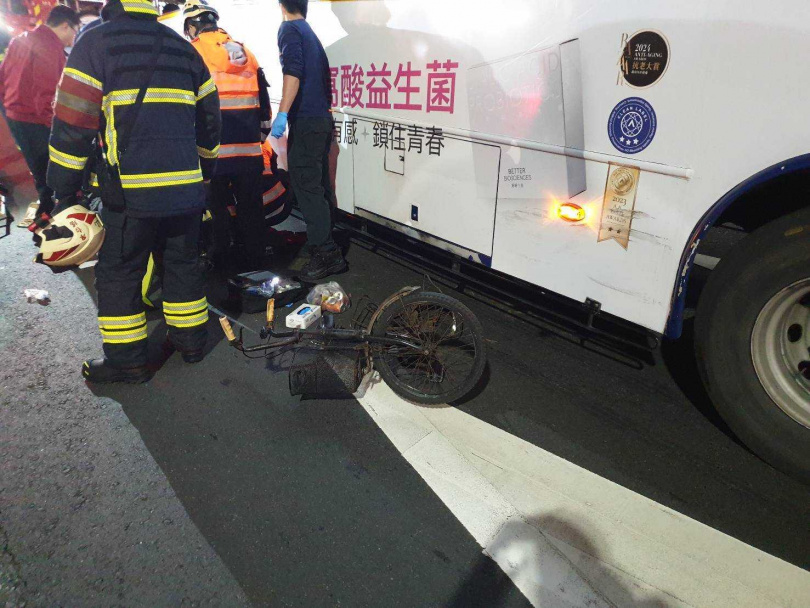 北市中正區台開金融大樓前，16日晚間6時許發生一起嚴重車禍事故。（圖／翻攝畫面）