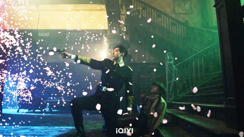 陳星旭化身帥氣軍閥,於劇本殺中開槍打散鬼魂,為盧昱曉綻放煙火。(圖/iQIYI愛奇藝國際站)