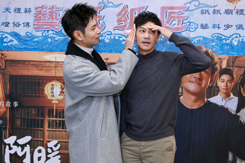 楊子儀跟鄒承恩還原對戲幫對方擦汗。(圖/民視)