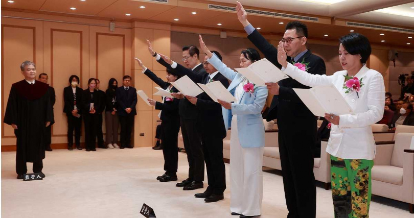 立委李貞秀（右）五位孩子都留在台灣，他矢言在2年立委任內成為讓孩子驕傲、讓國人刮目相看的民意代表。（圖／報系資料照）