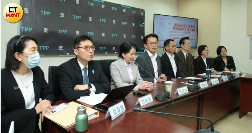 台美之間軍購案還在立法院角力中，圖為台灣民眾黨針對有關議案記者會。（圖／周志龍攝）