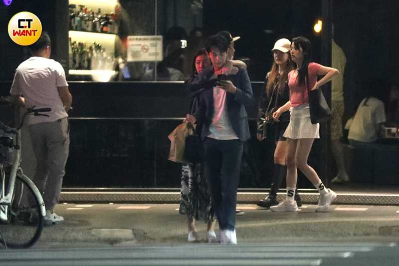 米可白曾被本刊直擊酒醉後滿臉通紅地走出餐廳，被男友孫綻一路攙扶上車。（圖／本刊攝影組）