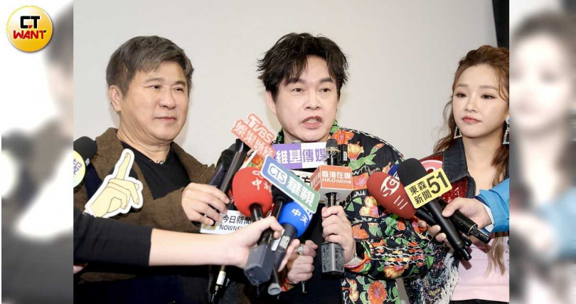 康康（中）演出前在後台受訪。（圖／侯世駿攝）