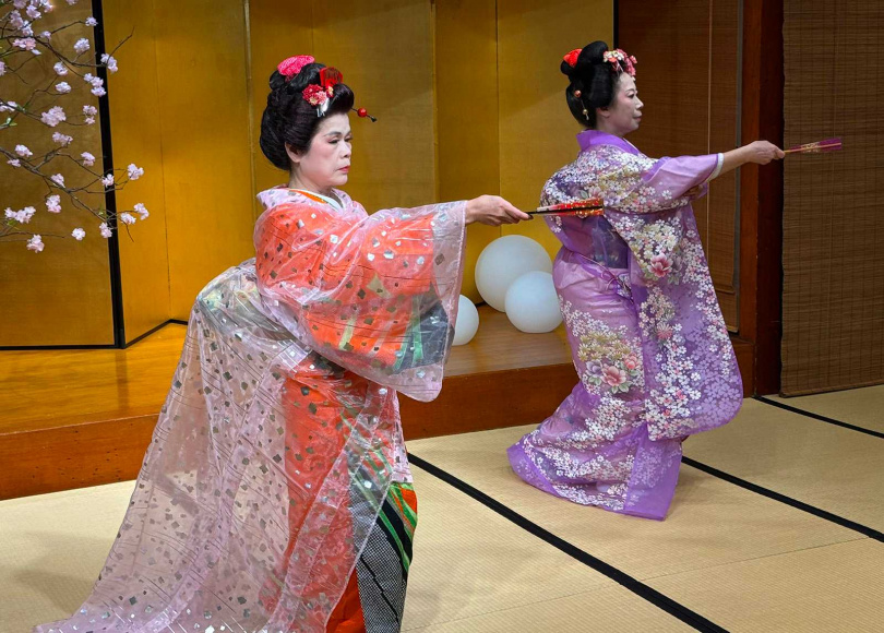 日本舞踊按照角色的不同特性穿著不同形式的和服，或手持舞扇、雨傘等道具。（圖／吳德亮攝影）